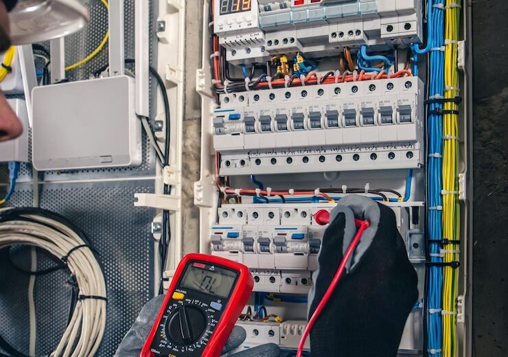 Cum acționează un disjunctor la depășirea curentului admis